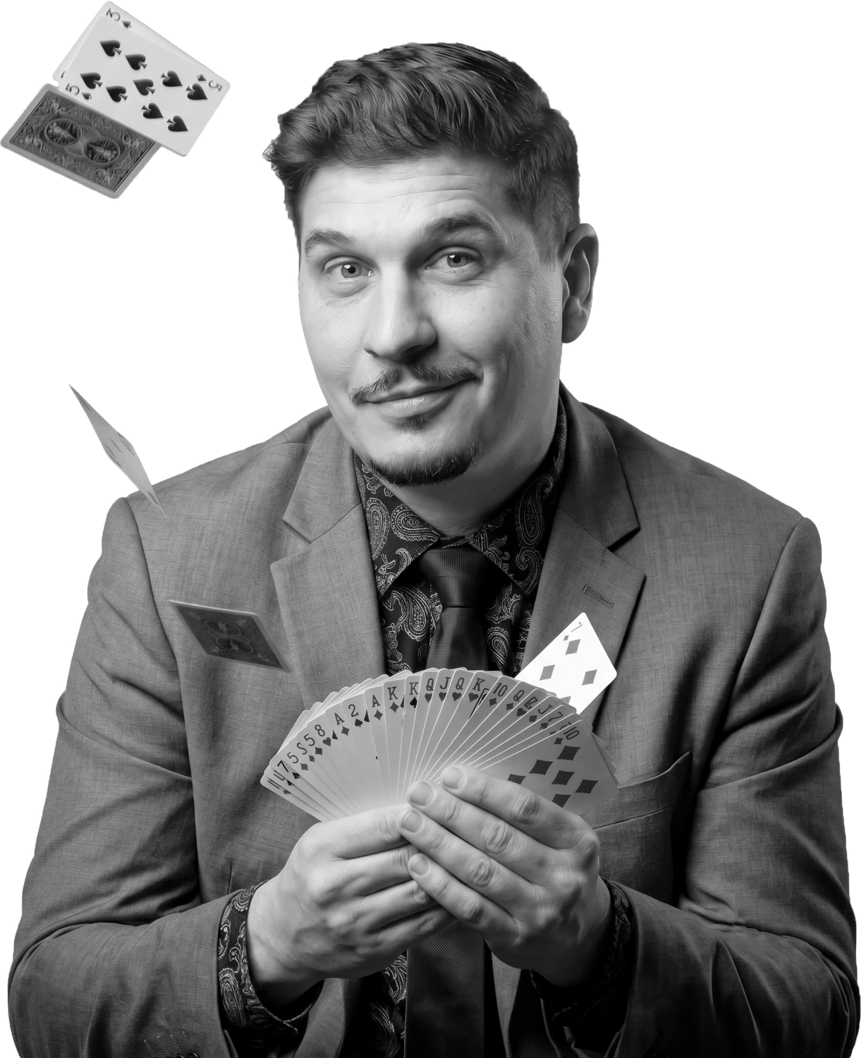 Алекс Березин держит веер карт, вокруг летят карты