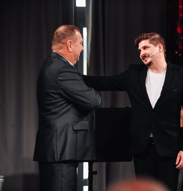 Алекс на сцене с гостем